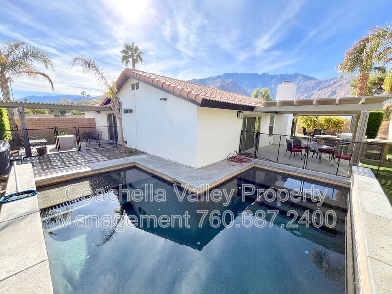 Palm Springs House: 372 W Dominguez Rd