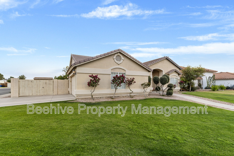 Mesa House: 1861 N Oracle