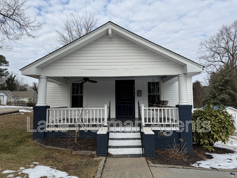Mooresville House: 318 N Academy Street
