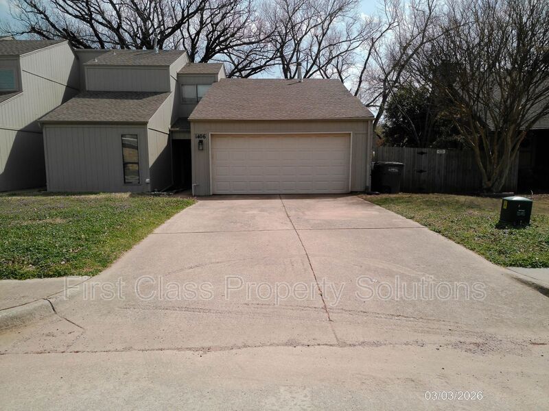 Edmond House: 1406 Mary Lee Ln