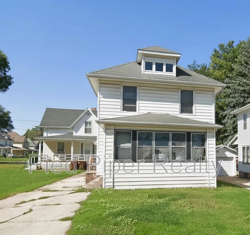 Freeport House: 1254 S Chicago Ave