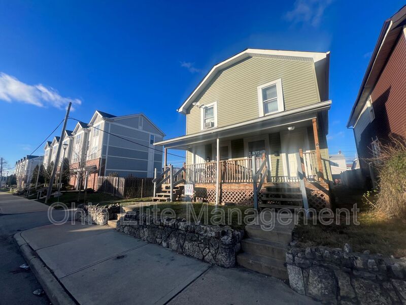 Columbus House: 810 Reinhard Ave
