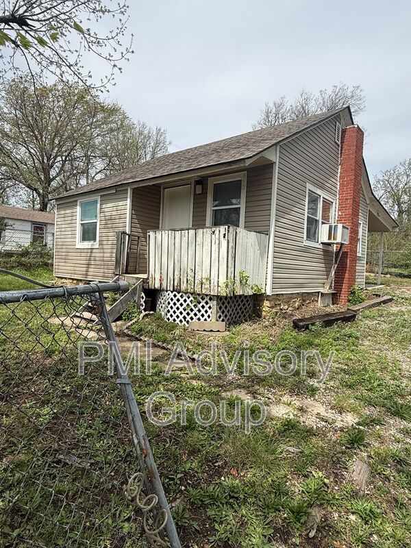 Topeka House: 612 SE 28th St