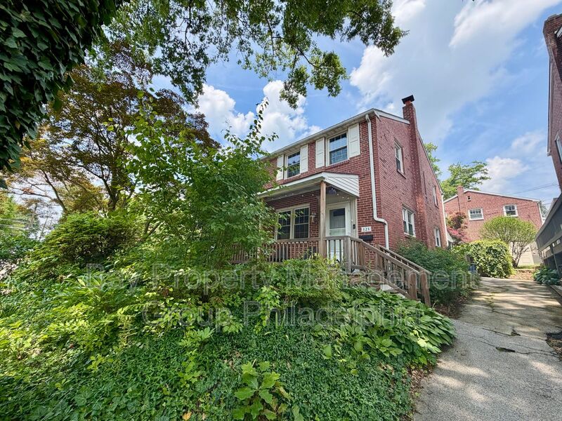 West Chester House: 121 N Bradford Ave
