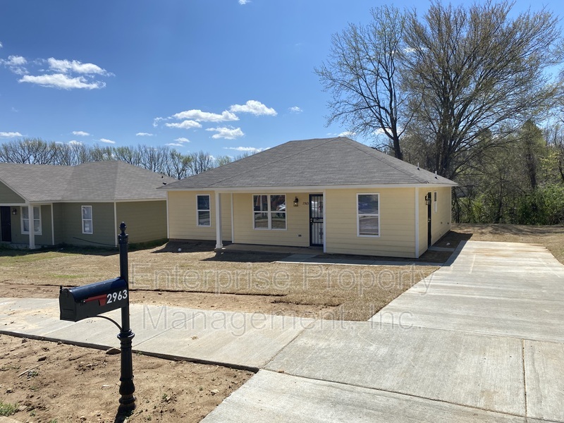 Memphis House: 2963 Lake Park Rd.