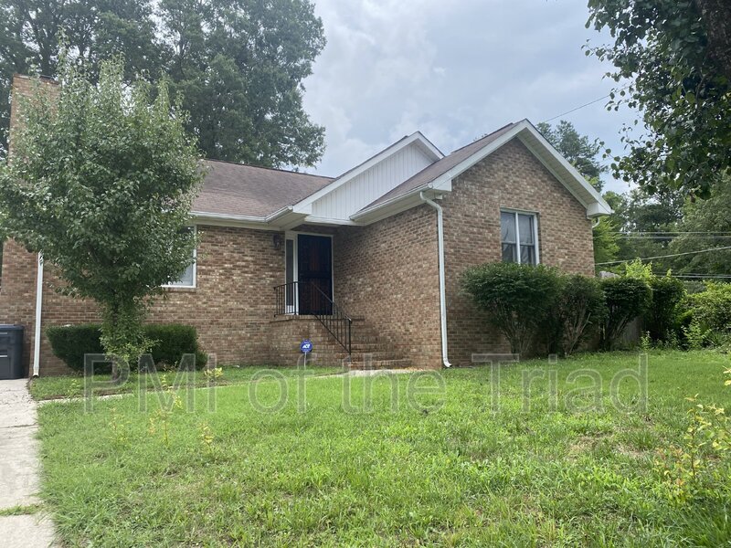 Greensboro House: 1605 Pear Tree Lane