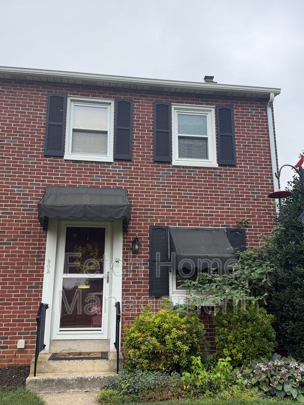 Lancaster House: 903 Green Terrace