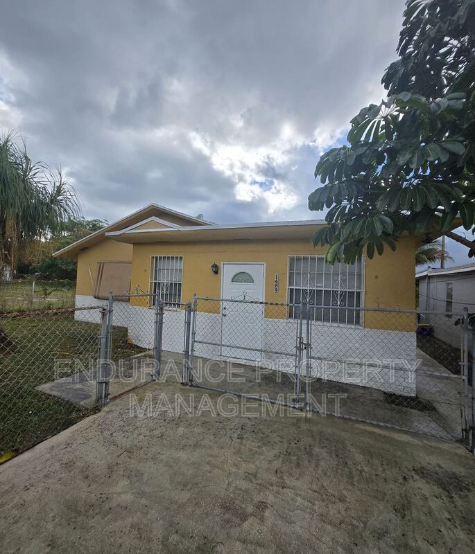 Riviera Beach House: 1489 Silver Beach Rd