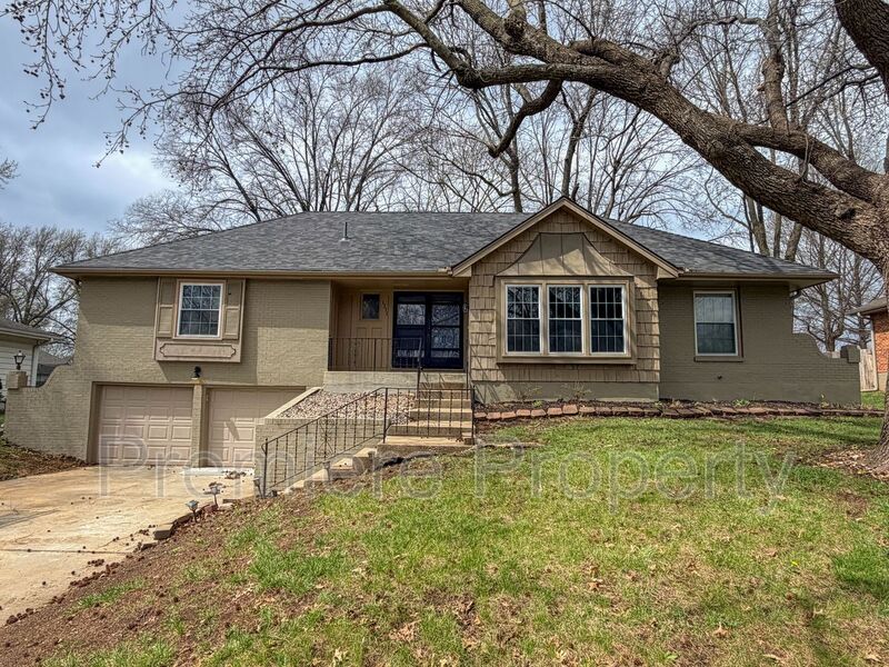 Blue Springs House: 1331 SW Horizon Dr