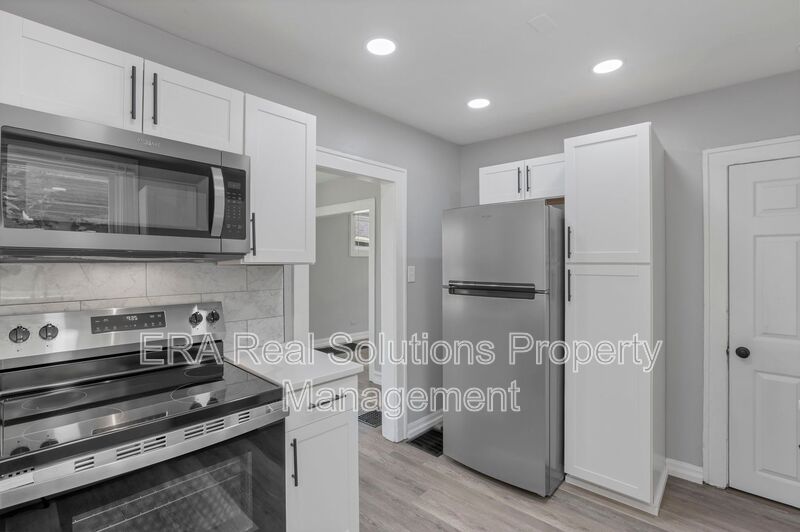 Columbus House: 455 N Fairfield Ave
