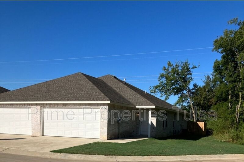 Wagoner Condo: 1511 Rosewood Drive