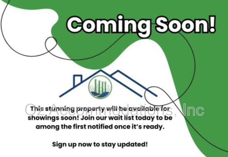 Blue Springs House: 805 SW Imperial Ln