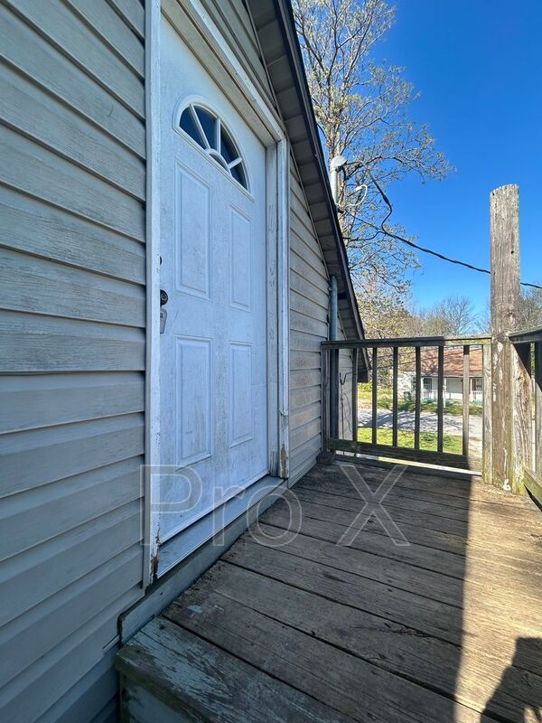 Springdale House: 309 Laura St A-B