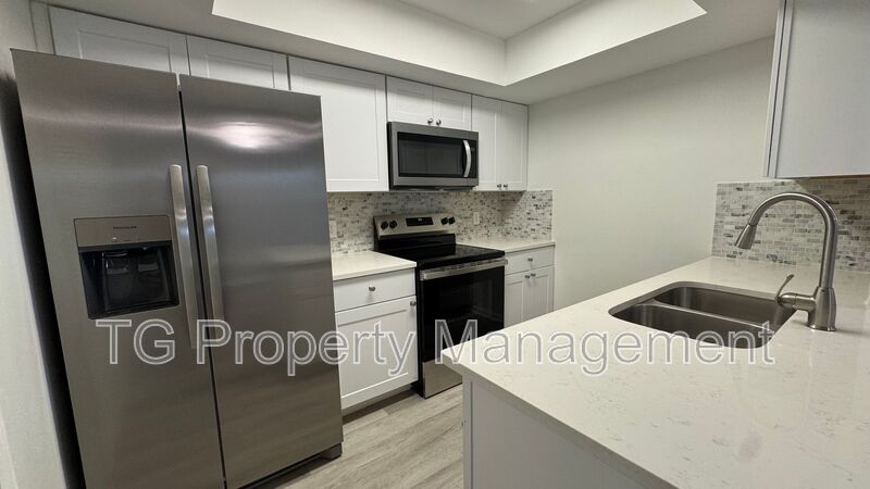 Jacksonville House: 8342 Century Point Dr N