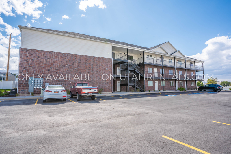 Santaquin Condo: 450 W Main St