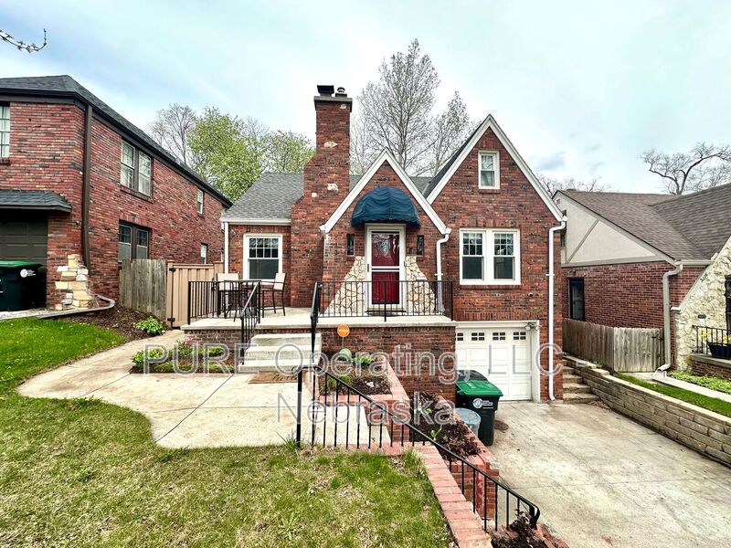 Omaha House: 5120 Franklin St