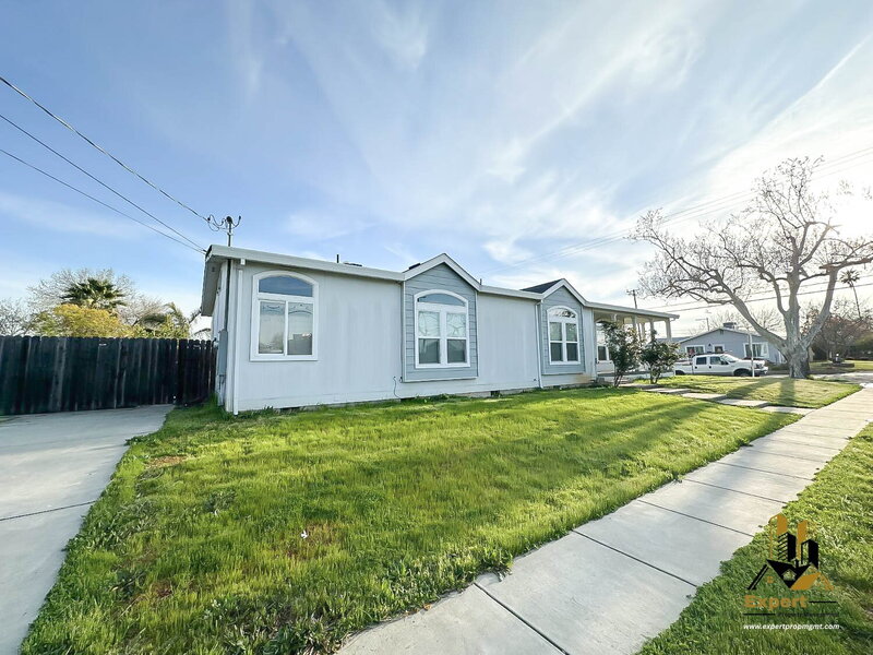 Roseville House: 318 Hickory St