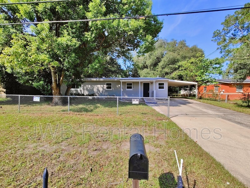 Jacksonville House: 2338 Looking Glass Ln