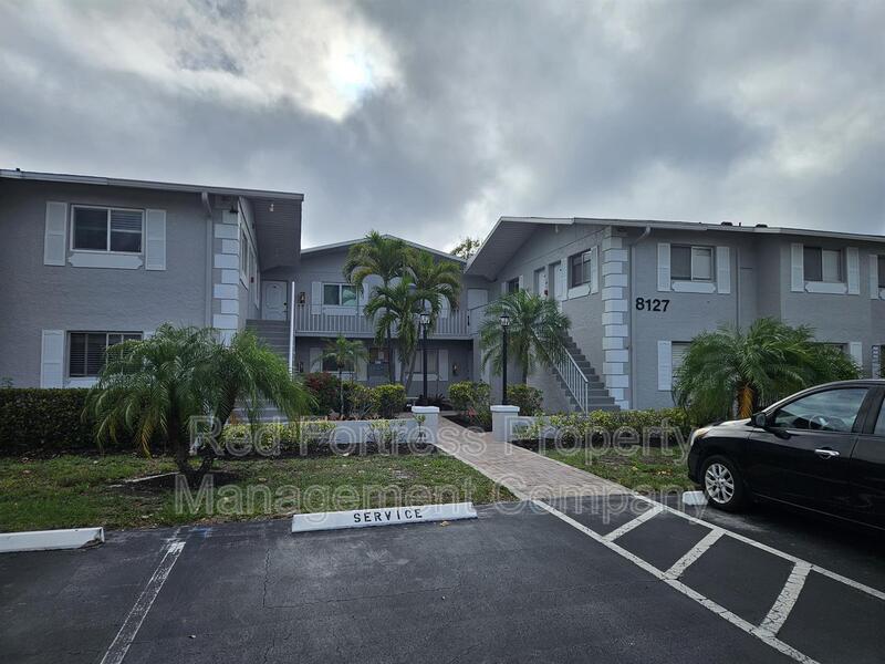 Fort Myers Condo: 8127 Country Rd