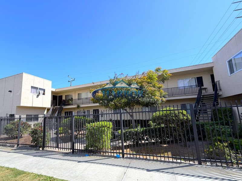 Hawthorne Condo: 12302 South Inglewood Avenue
