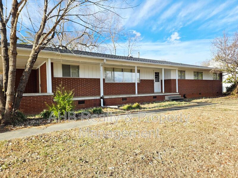 Burlington House: 3261 Alamance Road