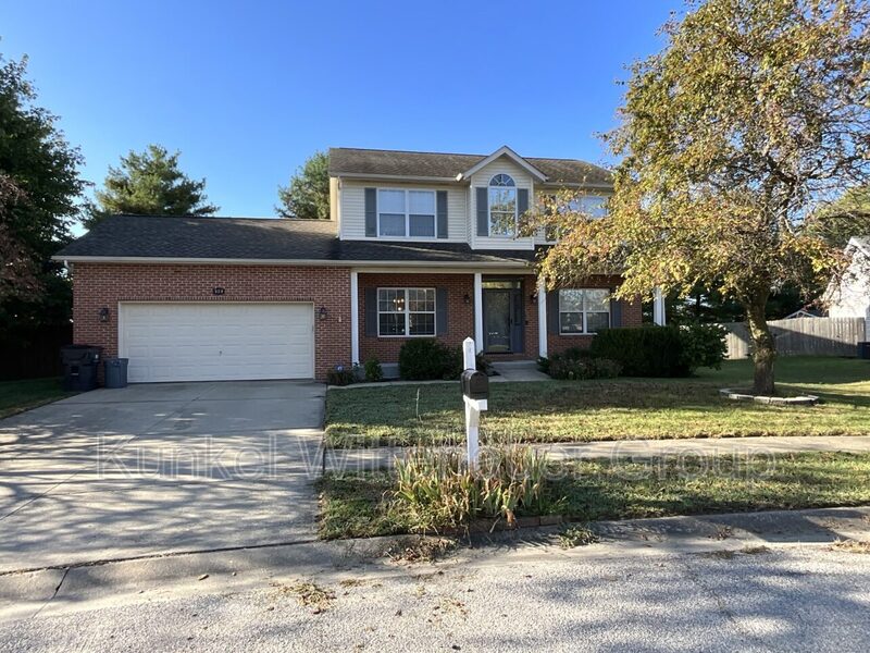Belleville House: 329 Ring of Kerry Dr