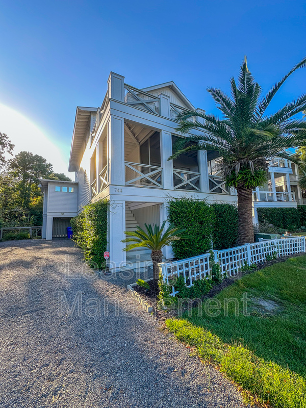 Mount Pleasant House: 744 Gate Post Drive