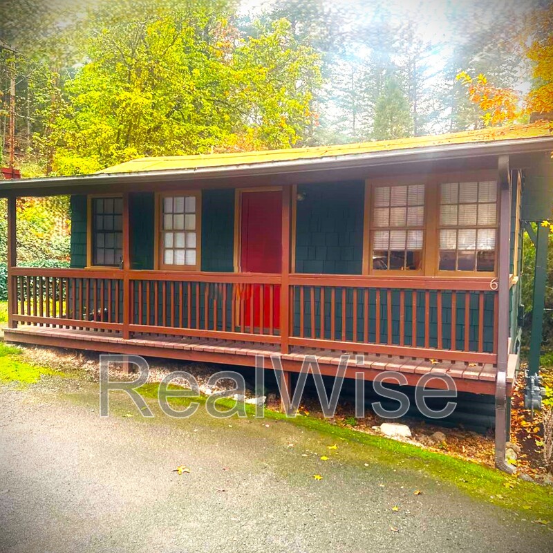 Grants Pass House: 4550 Rogue River Hwy