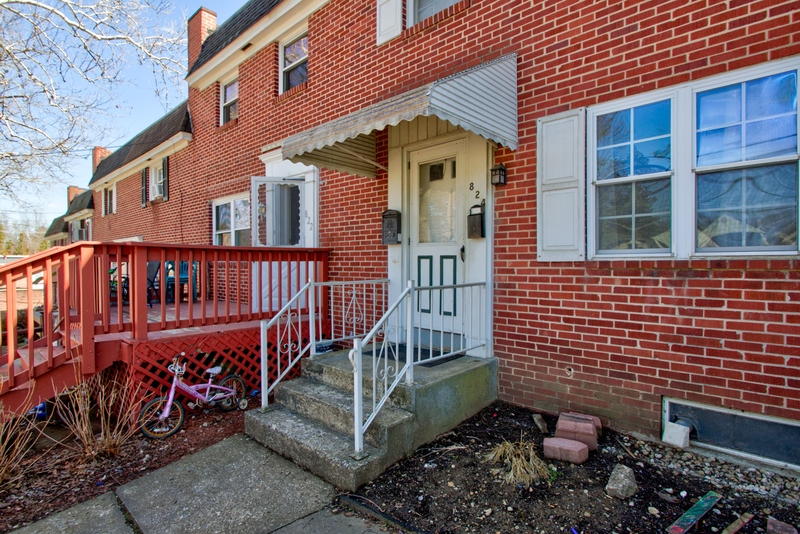 Lancaster House: 824 Wabank Street