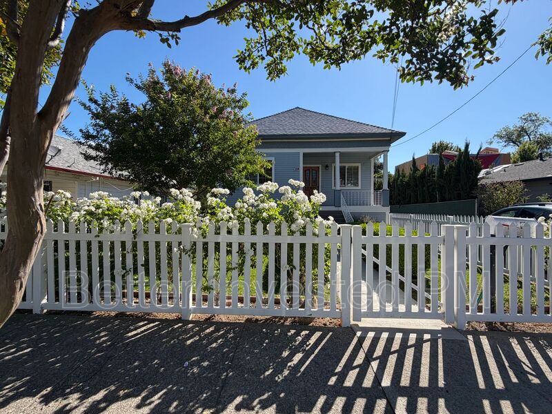 Cloverdale House: 204 N Main St
