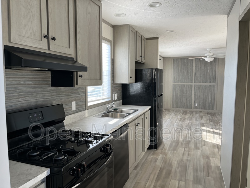 Superior House: 420 Homecroft Ct