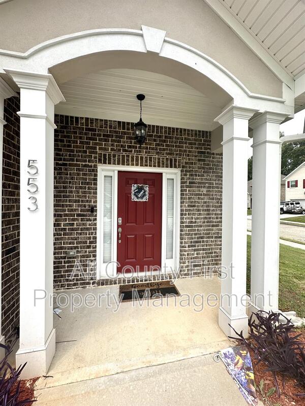 Stockbridge House: 553 Sprayberry Dr