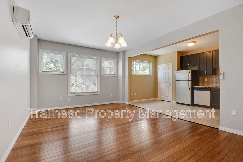 Kansas City House: 30 E Linwood