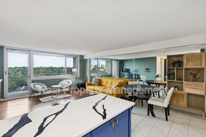 Dallas House: 3883 Turtle Creek Blvd