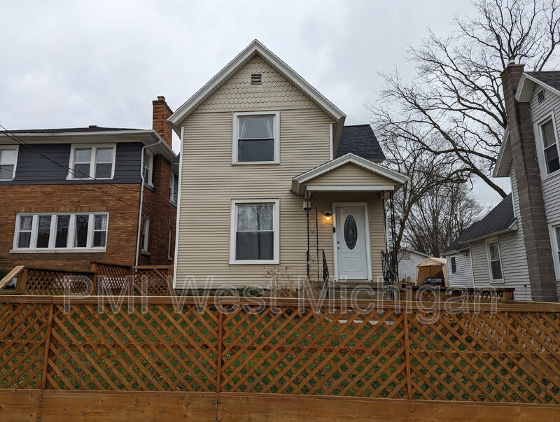 Grand Rapids House: 144 Page St NE