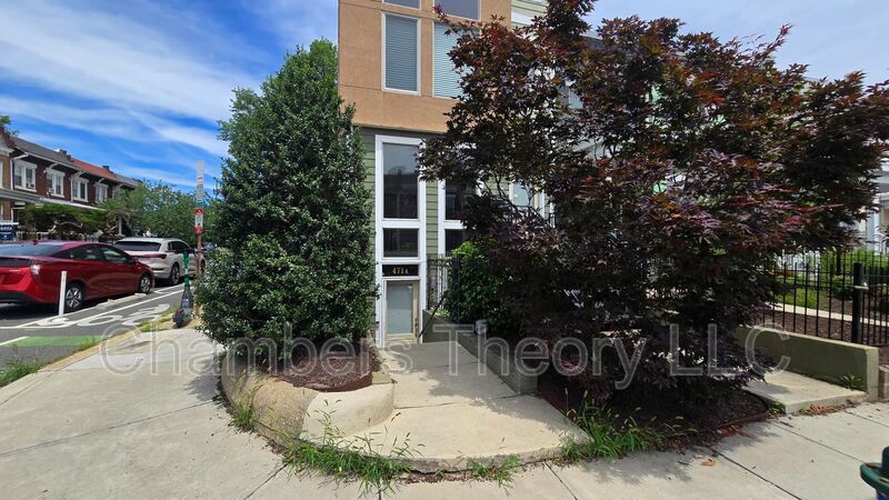 Washington House: 471-A Luray Pl NW