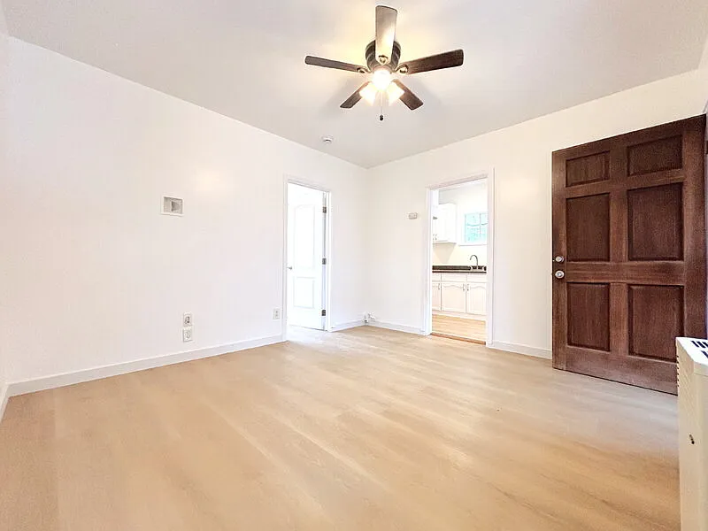 Los Angeles House: 727 E 81st St