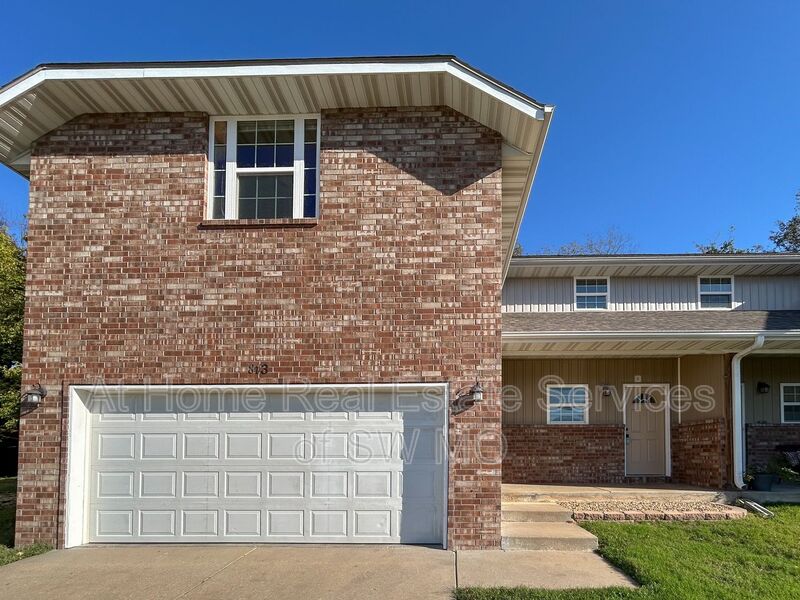 Ozark Condo: 813 E Daniels