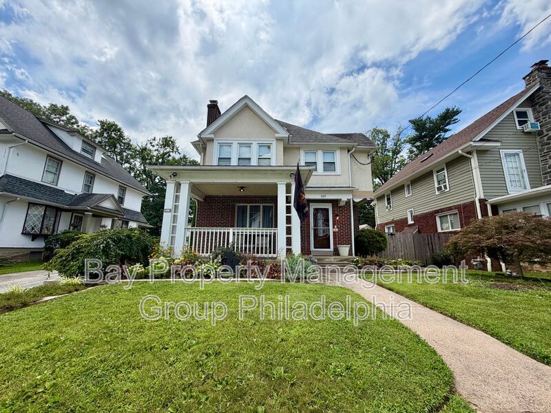 Lansdowne House: 318 Lincoln Ave