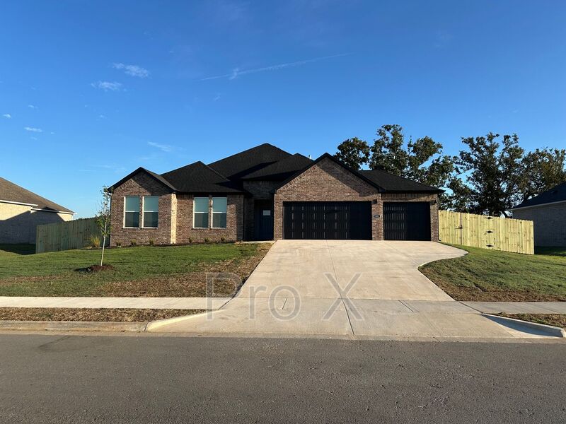 Siloam Springs House: 7001 E Sugarloaf