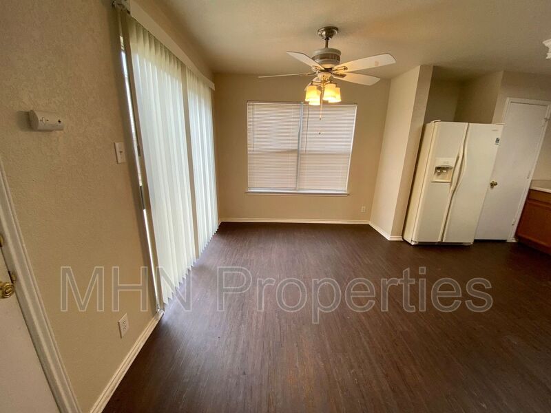 AMAZING home with lots of room in Maverick Creek, Conveniently located near to USAA, Medical Center, and UTSA! - Photo 4