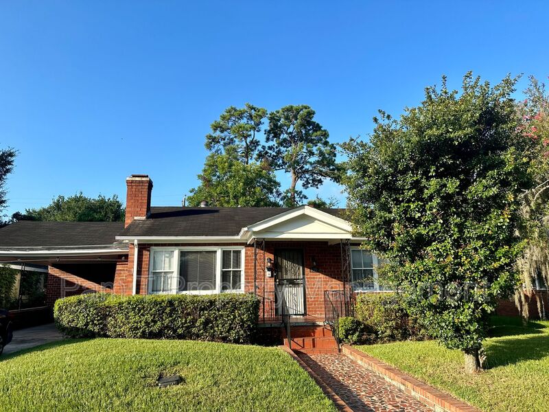 Savannah House: 639 W. 42nd St.