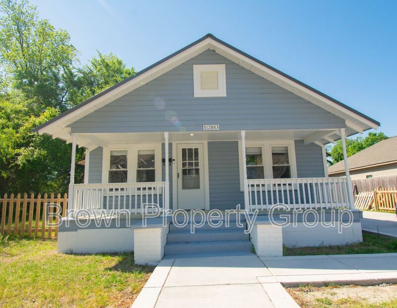 Fayetteville House: 1203 Simpson St
