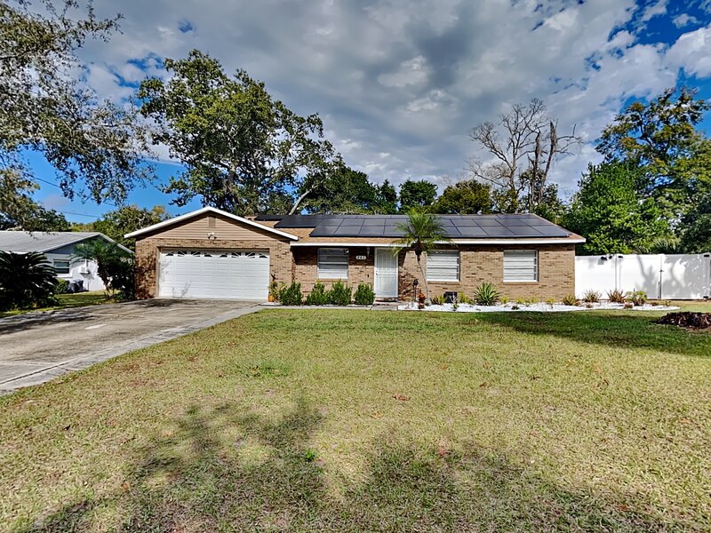Altamonte Springs House: 241 W Citrus St