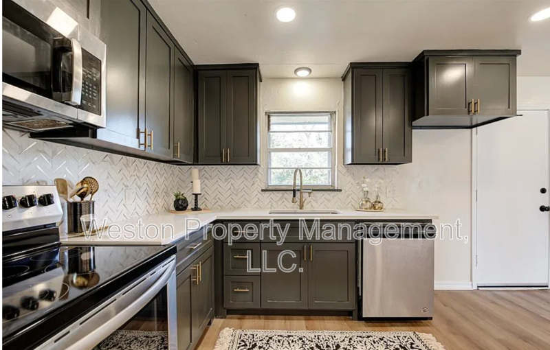 Del City House: 3229 Southeast 24th Street