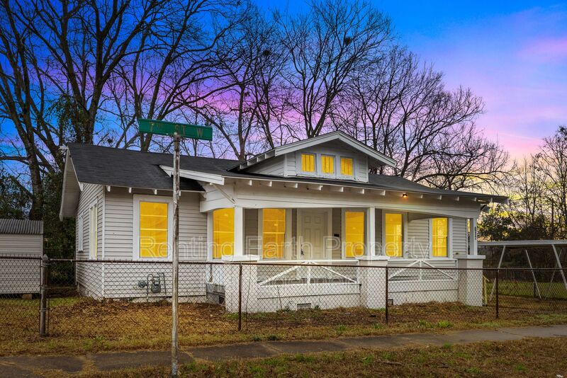 Birmingham House: 617 7th Street West