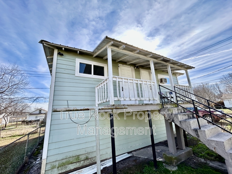 Ada House: 531 1/2 W 9th Apt E