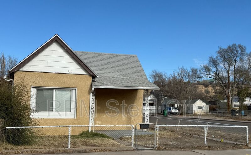 Pueblo House: 927 E 1st St
