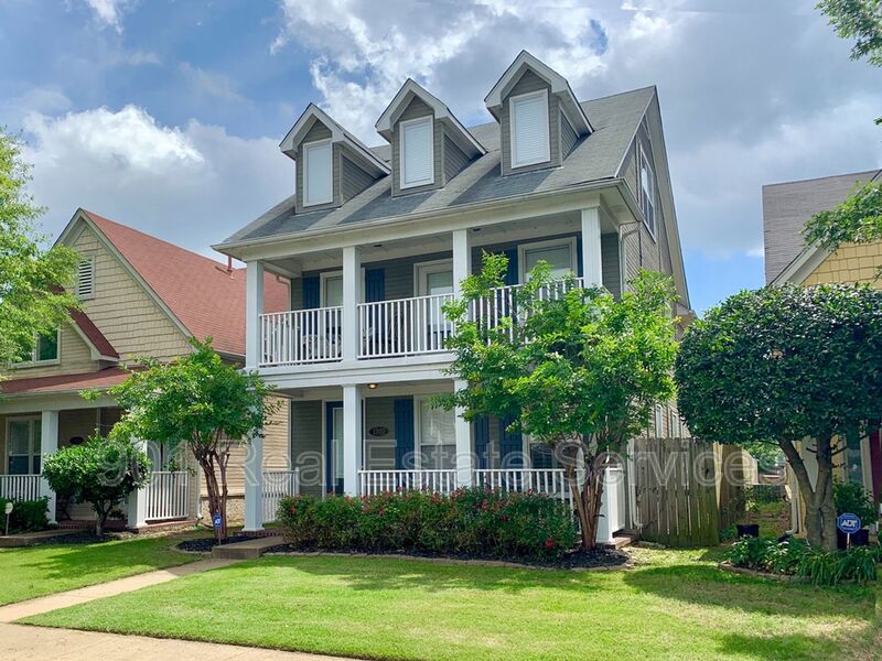 Memphis House: 1302 Island Place East