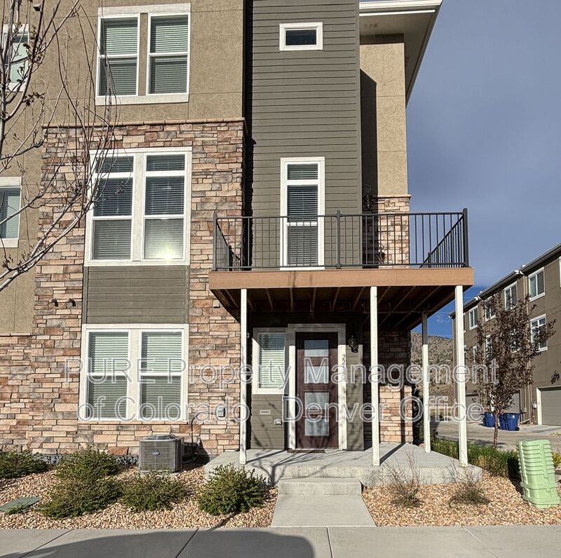 Lakewood Townhome: 2215 S Poppy St